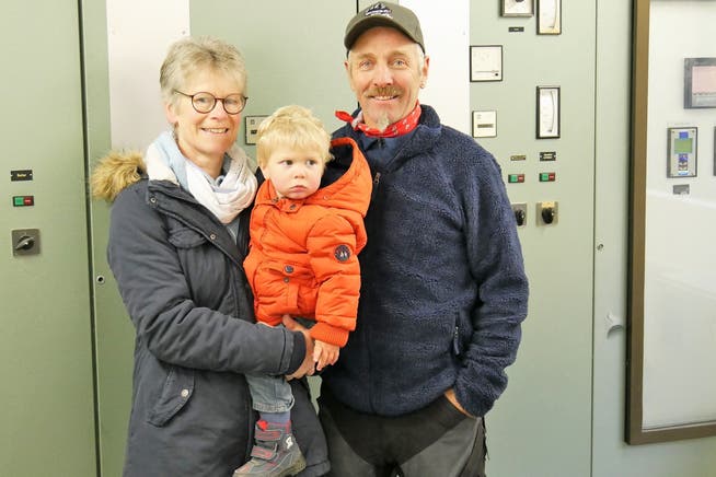 Sepp und Brigitta Spichtig (mit Enkel Ueli) werden für ihre 39 Jahre andauernde Tätigkeit als Klärmeister der ARA Melchtal geehrt.