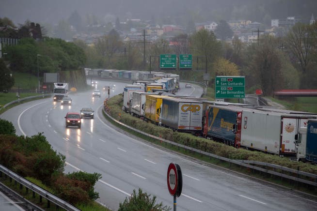 Lastwagen stauen sich auf der Autobahn. Noch immer verfehlt die Schweiz ihr Verlagerungsziel deutlich. 