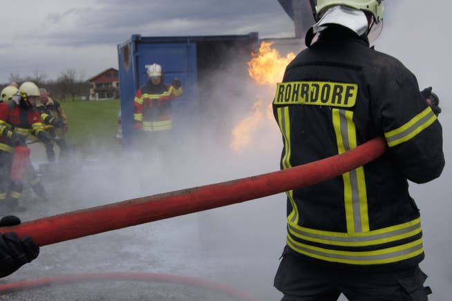 Die Aargauer Feuerwehr bekämpft nicht nur Feuer, sondern hilft auch finanziell. (Symbolbild/Archiv)