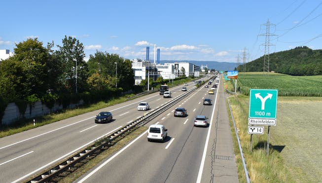 The four-lane A3 motorway near Rheinfelden in 2020: this section is often overloaded at peak times.  The partial opening of emergency lanes should remedy the situation towards the end of summer.