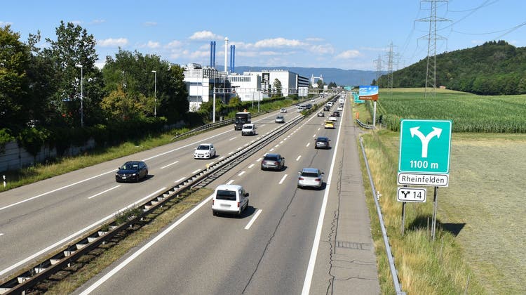 Die vierspurige Autobahn A3 bei Rheinfelden im Jahr 2020: Dieser Abschnitt ist zu Stosszeiten oft überlastet. Die teilweise Öffnung von Pannenstreifen soll gegen Ende Sommer Abhilfe verschaffen. (Archivbild: Nadine Böni)