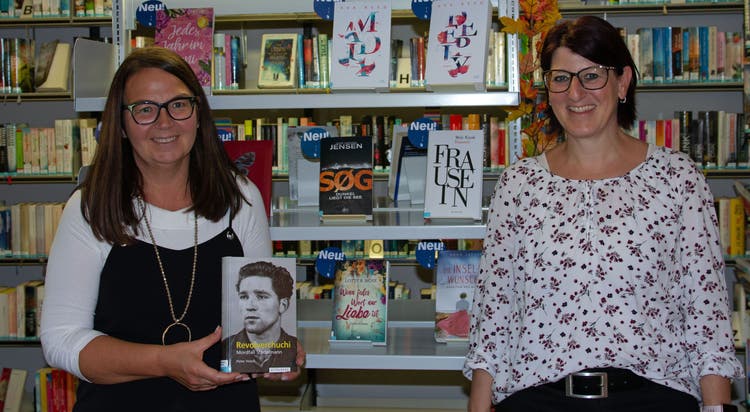 Ganz in ihrem Reich: die Niederwiler Bibliotheksleiterinnen Susanne Maggisano (links), die den Buchtipp der beiden zeigt, und Andrea Wagenhofer.