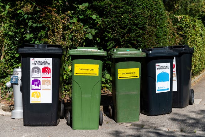 Berns neue Farbsack-Abfalltrennung: Sammelgut in farbigen Säcken kommen in den Container links. Grüngut und Hausmüll in die anderen.