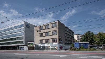 Das Gewerbegebäude an der Tribschenstrasse wird nun doch nicht abgerissen. (Bild: Pius Amrein  (Luzern, 12. August 2020))