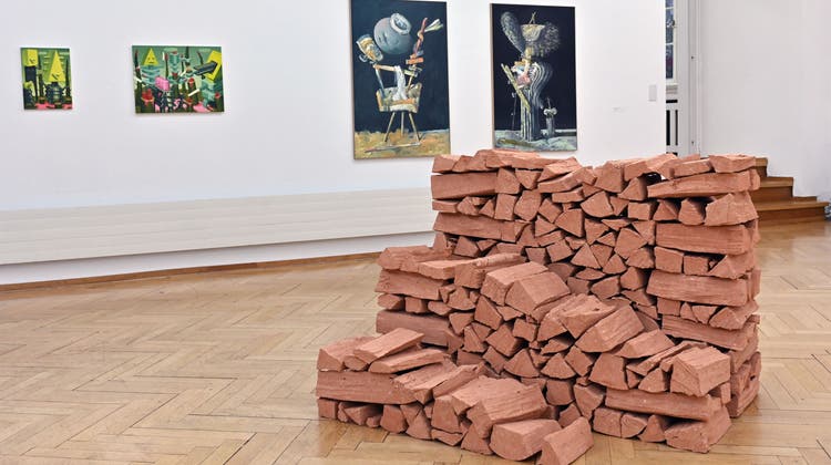 Jan Hostettlers Werk «Zusammen Scheitern», eine Holzbeige, die nicht aus Holz ist, gewann den Auszeichnungspreis. (Bruno Kissling)