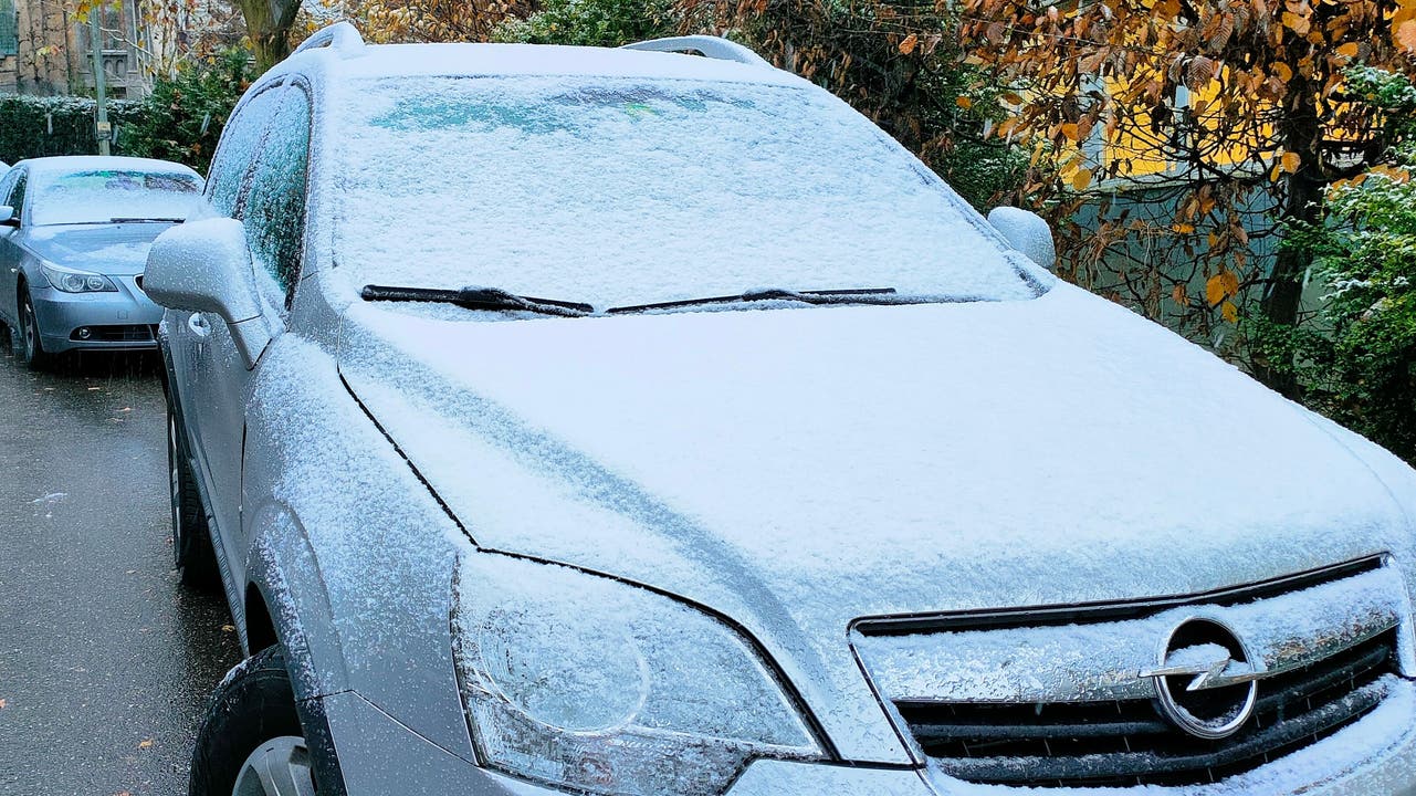 Am Freitagmorgen galt es erst einmal, das Auto vom Schnee zu befreien.