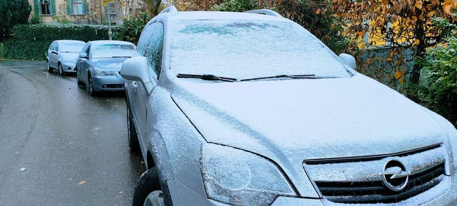 Am Boden setzt sich der Schnee noch nicht fest, aber für ein Schäumchen auf den Autos reicht's.