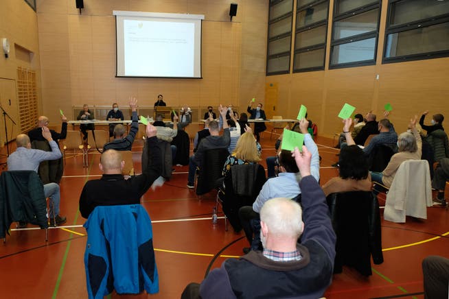 An der ordentlichen Herbstversammlung konnten die Stimmberechtigten Gemeindebürger über eine Steuerreduktion und ein Steuergeschenk abstimmen.