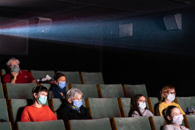 Wer im Kanton Neuenburg ins Kino will, muss ab Montag eine Maske tragen.