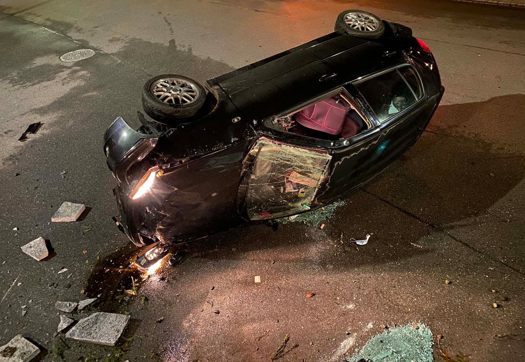 Mellingen, 26. November: Eine betrunkene Autofahrerin kam von der Strasse ab und geriet auf eine Terrasse eines Restaurants. Dabei überschlug sich ihr Fahrzeug. Die Lenkerin blieb unverletzt. Ein Alkoholtest ergab 2,6 Promille.