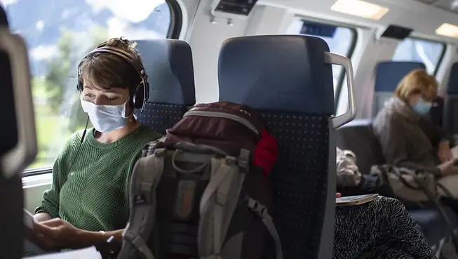 Nicht alle tragen im Zug die Maske so vorbildlich wie diese Frau.