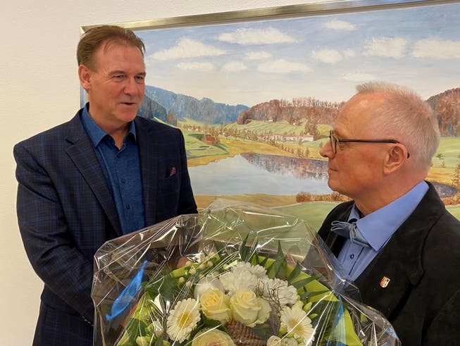 Blumen für den Neuen: Wilens Noch-Gemeindepräsident Kurt Enderli (rechts) und sein Nachfolger Michael Gieseck.