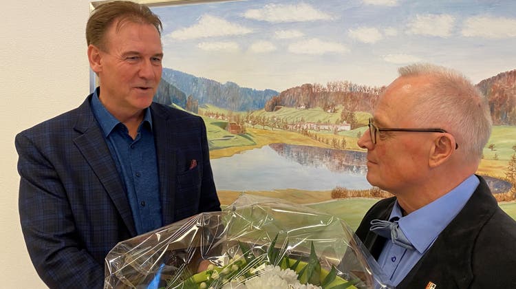 Blumen für den Neuen: Wilens Noch-Gemeindepräsident Kurt Enderli (rechts) und sein Nachfolger Michael Gieseck. (Bild: Simon Dudle)