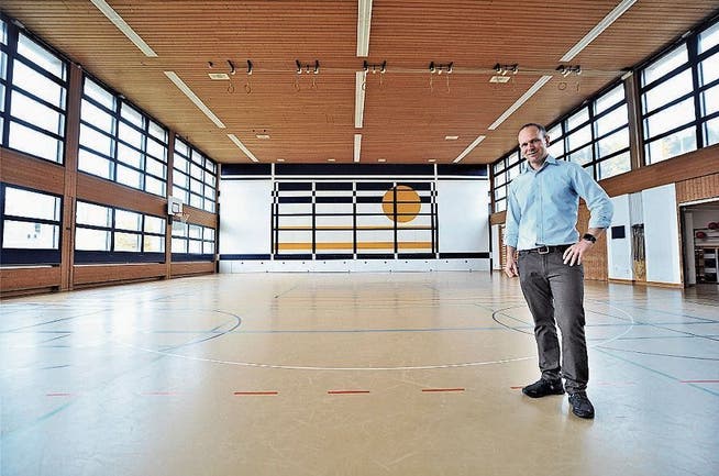 Schulpräsident Linus Köppel in der maroden Bächelacker-Halle. Ihre Sanierung soll 3,35 Millionen Franken kosten.