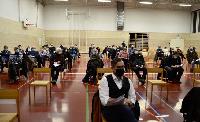 Trotz Pandemie ist die Budgetgemeinde mit 53 Stimmberechtigten in der Turnhalle Kaltenbach gut besucht.
