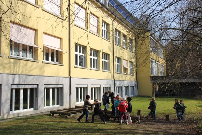 Das «gelbe Schulhaus» ist Geschichte: Im Zug der Sanierung wird die Schulanlage Rothbleicherain in Grautönen gestrichen.