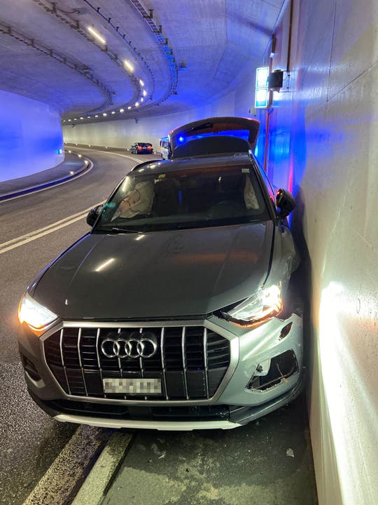 Lenzburg, 27. November: Ein Auto kommt im Neuhoftunnel von der Spur ab und prallt in die Tunnelwand. Eine Beifahrerin und ein Baby werden zur Kontrolle ins Spital gefahren.
