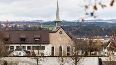 Die neu sanierte Klosterkirche Rathausen von aussen. (Bild: Patrick Hürlimann (Ebikon, 27. November 2021))