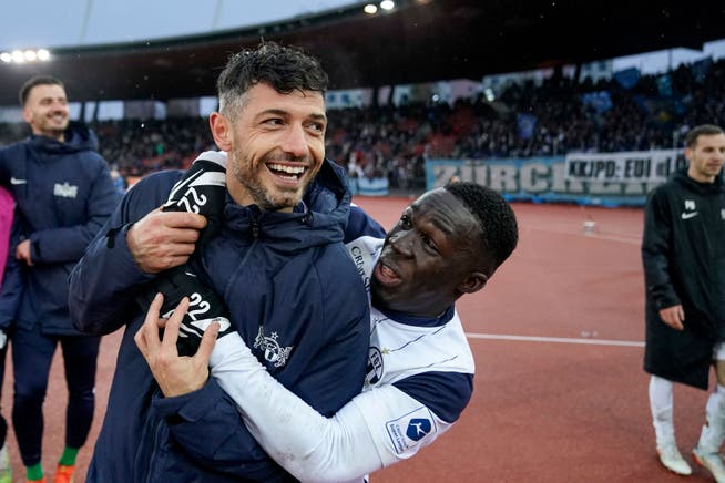 28.11.2021; Zuerich; FUSSBALL SUPER LEAGUE - FC Zuerich - BSC Young Boys, Blerim Dzemaili (Zuerich) mit Wilfried Gnonto (Zuerich) ; (Claudio Thoma/freshfocus)