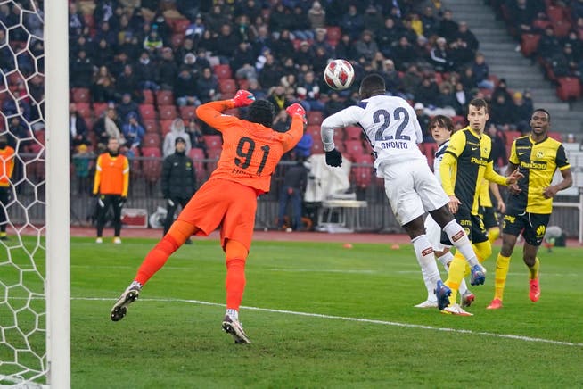 28.11.2021; Zuerich; FUSSBALL SUPER LEAGUE - FC Zuerich - BSC Young Boys, Wilfried Gnonto (Zuerich) trifft gegen Torhueter Guillaume Faivre (YB) zum 1:0; (Claudio Thoma/freshfocus)