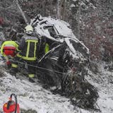 200 Meter in die Tiefe gestürzt: Ein Toter und zwei Verletzte nach schwerem Autounfall