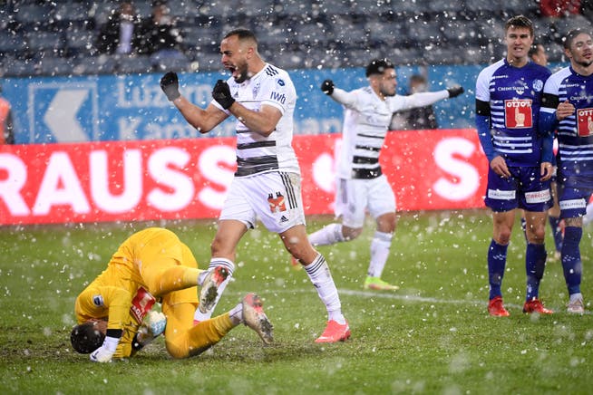 Muller a terra, Cabral festeggia il secondo gol del Basilea per il compagno Petretta.