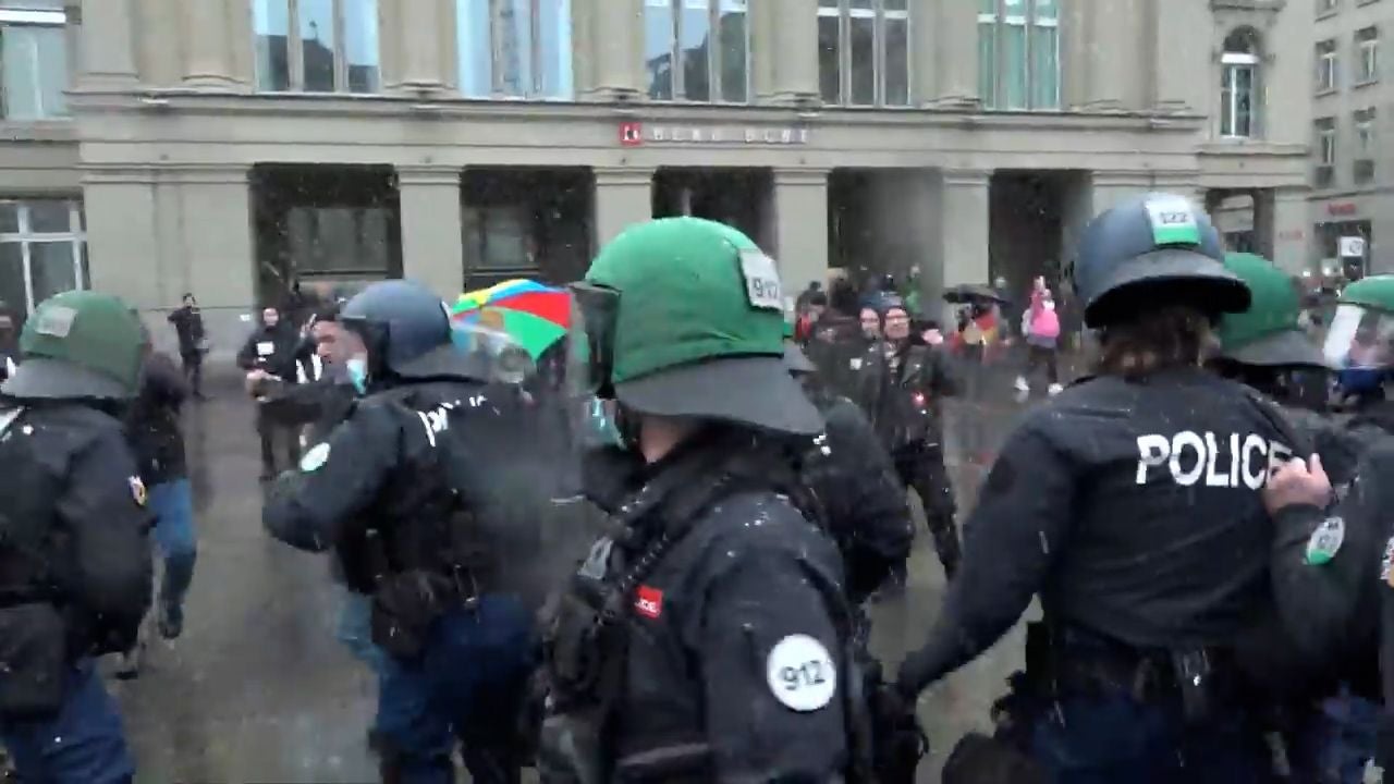 Nach Ja Zum Covid-Gesetz: Tumultartige Szenen Auf Dem Bundesplatz