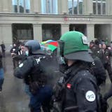 Tumultartige Szenen auf dem Bundesplatz als ein Demonstrant weggeführt wird