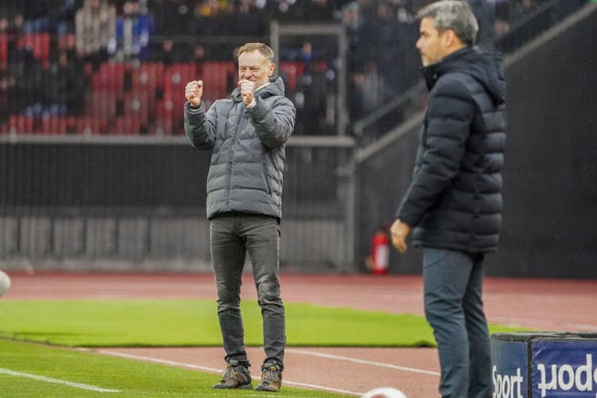 Jubel bei FCZ-Assistenztrainer Darius Scholtysik (links), YB-Trainer David Wagner ist konsterniert.