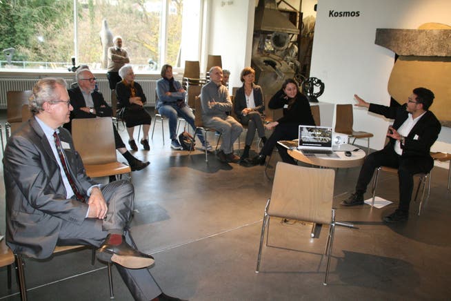 Ein Symposium in kleiner Runde, aber mit Forschungsdrang. Im Bild links Christoph Rehmann-Sutter, rechts Kurator Tyrone Richards. 