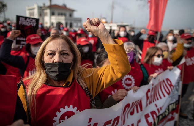 Der Absturz der Lira führt zu Protesten (am 26. November in Istanbul).