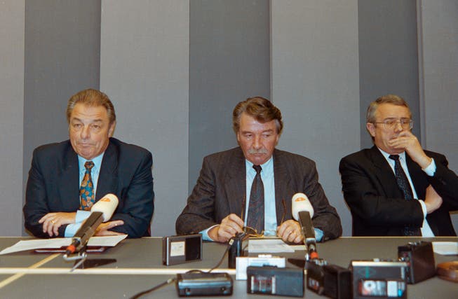 Federal Councilor Arnold Koller (r.) at the press conference in Bern after the popular no to the EEA on December 6, 1992.