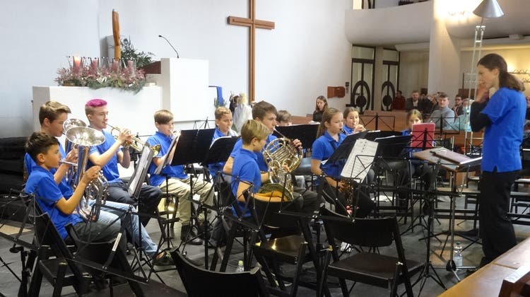 Die Jugendmusik Aachthurland unter der Leitung von Sarah Bächi. (Bild: Erwin Schönenberger (Bischofszell, 28. November 2021))