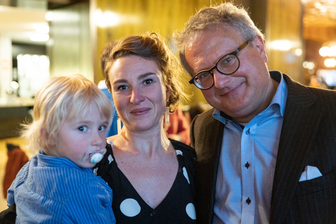 Die Grüne Nationalrätin Irène Kälin wird im Bundeshaus in Bern zur Nationalratspräsidentin gewählt. Stimmungsbilder vom Apéro danach. Im Bild mit Partner Werner de Schepper und Sohn Elija . 