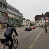 Auf der Bahnhofstrasse Aarau soll ab März 2022 im Rahmen eines Versuchsbetriebs nur noch Tempo 30 statt Generell 50 gelten. (Nadja Rohner)