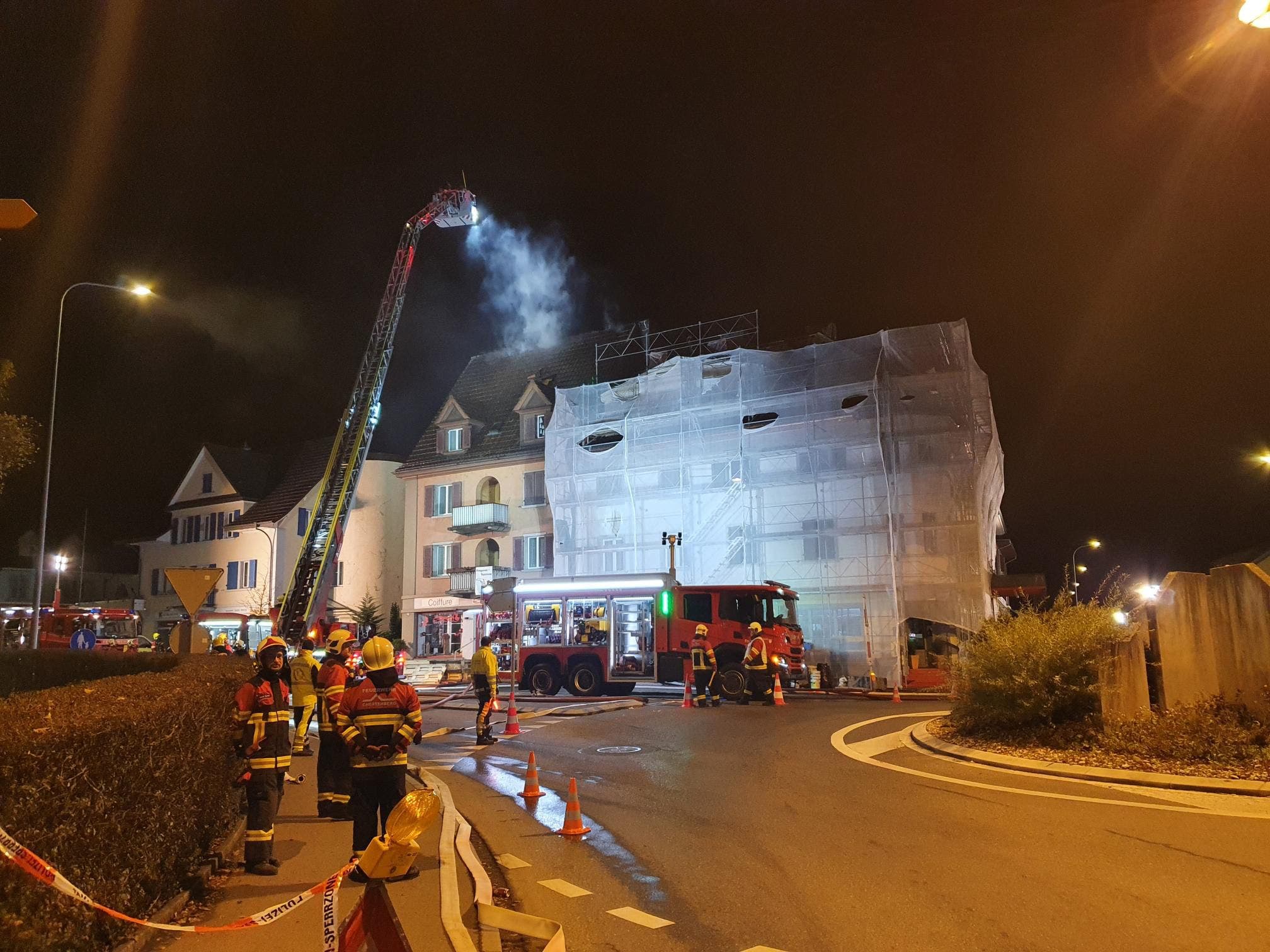 Wildegg, 29. November: Im Dachstock eines Hauses brannte es am Montagabend. Die Feuerwehr war mit einer Autodrehleiter im Einsatz. Eine Person wurde von den Rettungskräften wegen Atemnot betreut.