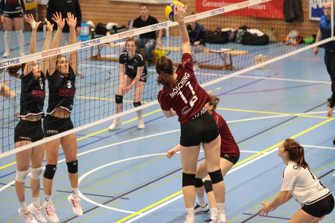 Fiona Mösching von Kanti Baden beim Smash im Spiel gegen Aadorf. 