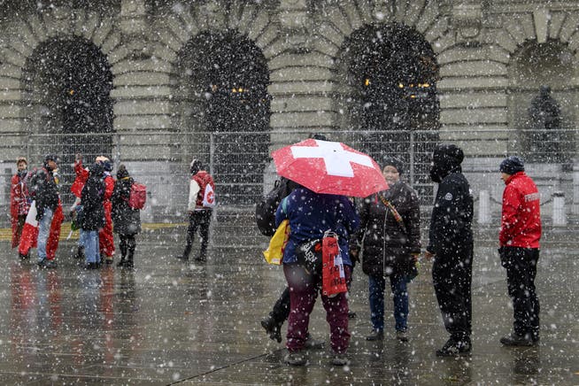 Gegner des Covid-Gesetzes protestierten am Abstimmungssonntag vor dem abgeriegelten Bundeshaus bei Schneetreiben.