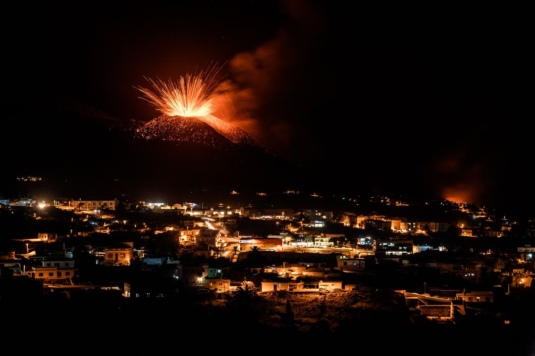 Ein Spektakel bei Nacht. Die Gemeinde «El Paso» liegt drei Kilometer vom Vulkan entfernt.