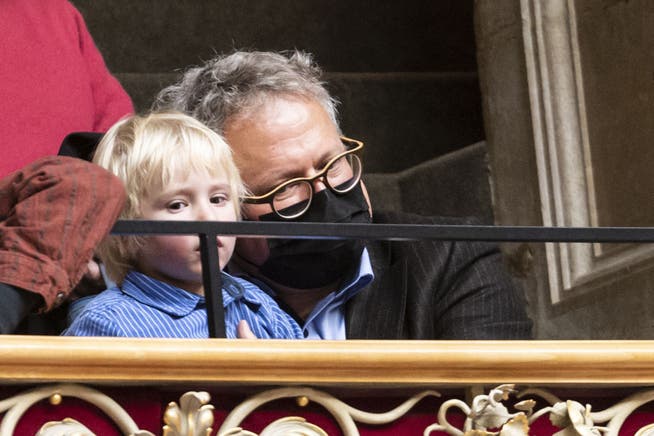 Werner de Schepper und der gemeinsame Sohn Elija verfolgen die Wahl von der Tribüne aus.