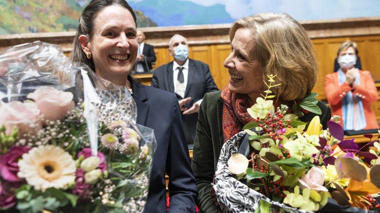 Gemeinsam als Nationalrätinnen vereidigt (von links): Celine Weber Koppenburg (GLP, Waadt) und Patricia von Falkenstein (LDP, Basel). (Alessandro Della Valle / KEYSTONE)
