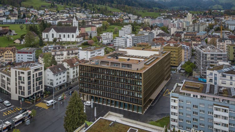 Blick auf das Krienser Zentrum mit dem Stadthaus. (Bild: Pius Amrein  (29. April 2021))