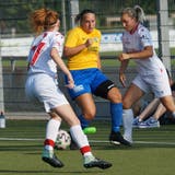 Kampf um jeden Ball: Ramona Miotti (gelbes Dress) wehrt sich beim Heim-0:2 gegen die Sittener Übermacht. (Ruedi Burkart)