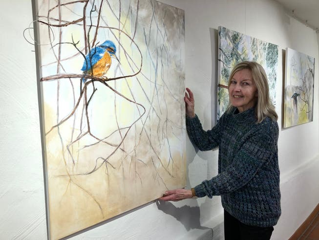 Künstlerin Béatrice Bircher mit dem Eisvogel, den sie beim Paddeln auf der Aare gesehen hat. 