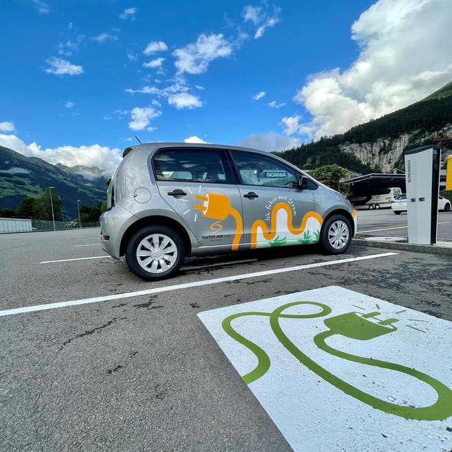 Mitarbeitende der Auto AG Uri sind mit dem «E-Up» unterwegs, einem Volkswagen mit dem Swisstainable-Label.
