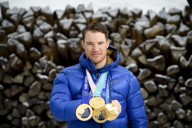 Der Schweizer Langlaeufer Dario Cologna posiert mit seinen vier olympischen Goldmedaillen von Vancouver, Sotschi und Pyeongchang.
