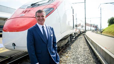 Peter Spuhler, CEO ad interim und Verwaltungsratspräsident von Stadler Rail, Bussnang vor dem Hochgeschwindigkeitszug Giruno. (Gian Ehrenzeller / KEYSTONE)
