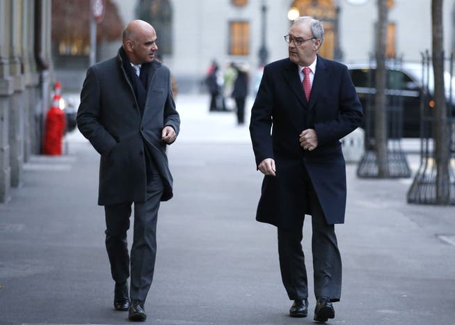 Berset und Parmelin nach der Krisensitzung des Bundesrates auf dem Weg ins Medienzentrum.