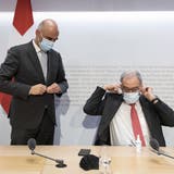 Heikle Lage: Gesundheitsminister Alain Berset und Bundespräsident Guy Parmelin. (Bild: Peter Klaunzer / Keystone)