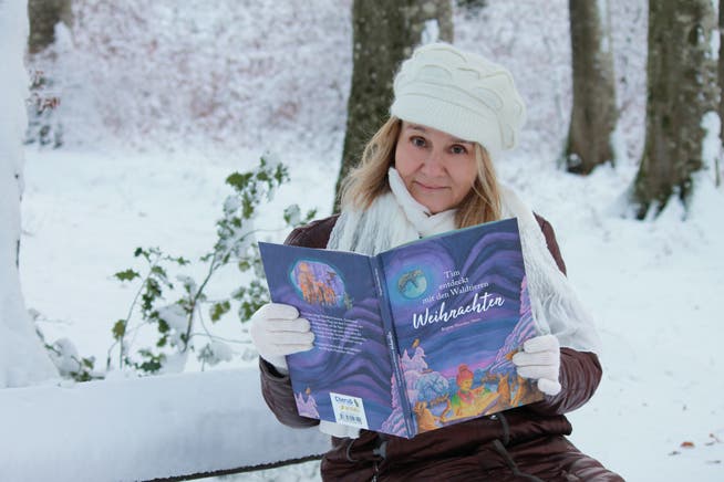 Brigitte Hunziker-Meier mit ihrem Kinderbilderbuch «Tim entdeckt mit den Waldtieren Weihnachten »